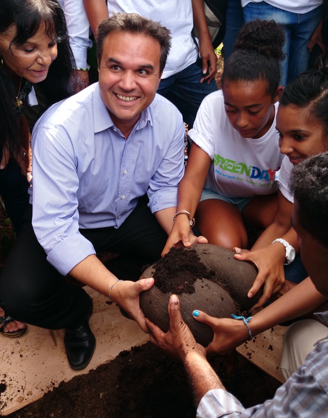 Le coco de mer: Signe d’amitié des Seychelles à la Réunion.