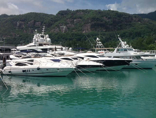 Luxury yacht sinks off Anse Lazio beach