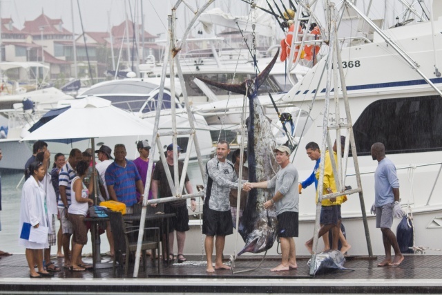 Seychelles sports fishing and WWF plan conservation of really big fish