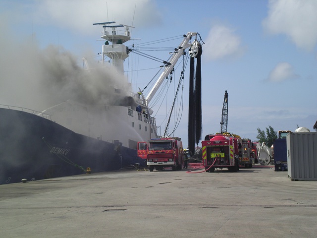 Les pompiers des Seychelles interviennent pour éteindre le feu à bord d’un thonier espagnol