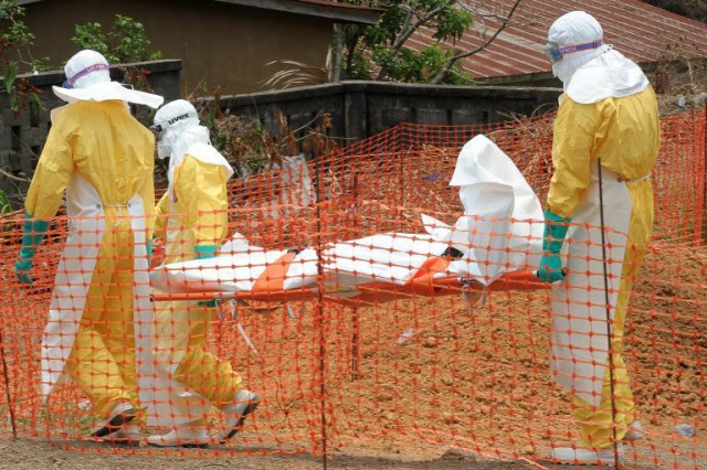 L'épidémie d'Ebola perturbe le trafic aérien et le foot en Afrique de l'Ouest