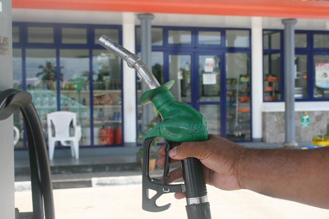 Le prix de l’essence devrait continuer de baisser aux Seychelles.