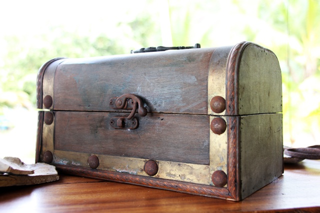 Treasure chests and old artefacts from 18th century pirates hidden in the Seychelles - rare discoveries according to hotel owner on Praslin island