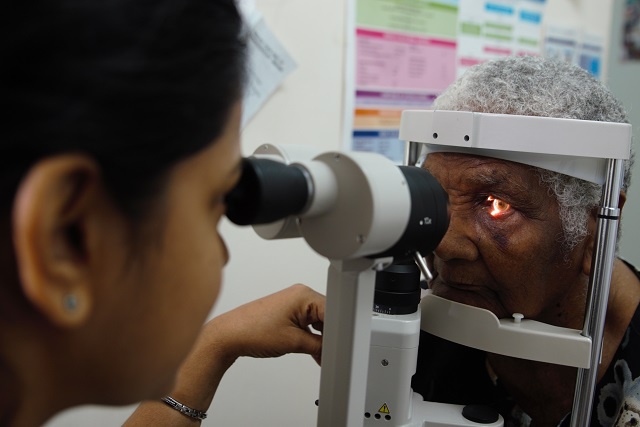 Chirurgie de masse aux Seychelles pour réduire le nombre de personnes atteintes de la cataracte.