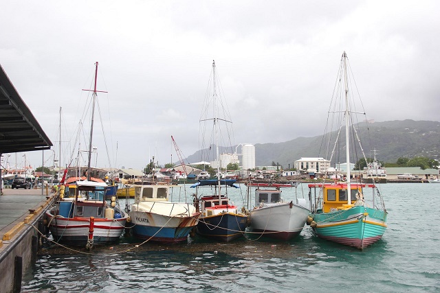 Spanish tuna vessel assists Seychelles fishermen in distress, two boats still missing