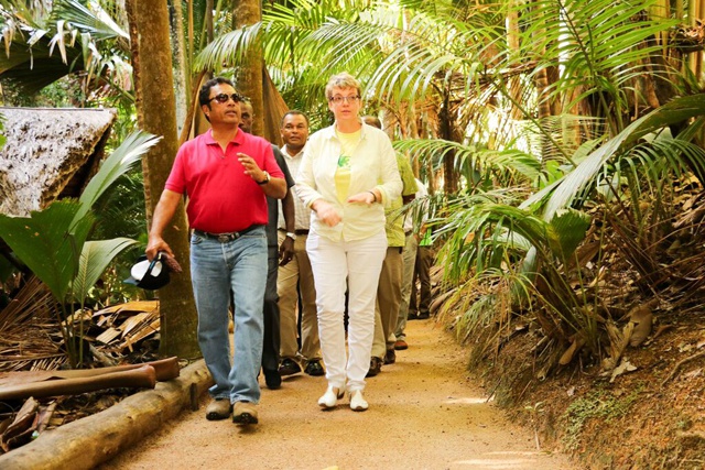 A unique memento of Seychelles: Palauan president goes home with coco-de-mer from Praslin