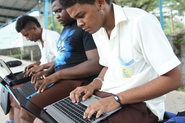 Comment se débarrasser de votre vieux mobile ? « Durabilité pour les Seychelles »  collecte les déchets électroniques dans des poubelles spéciales