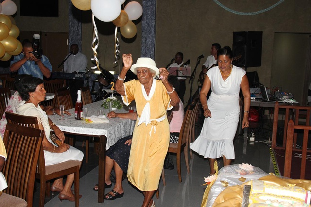 La recette pour atteindre les 100 ans aux Seychelles : la prière, le travail, une bonne alimentation et une vie simple