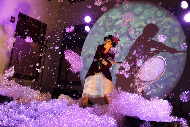 Un spectacle de bulles pour émerveiller les enfants aux Seychelles