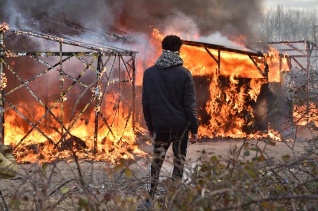 Clashes as France starts destroying 'Jungle' migrant camp