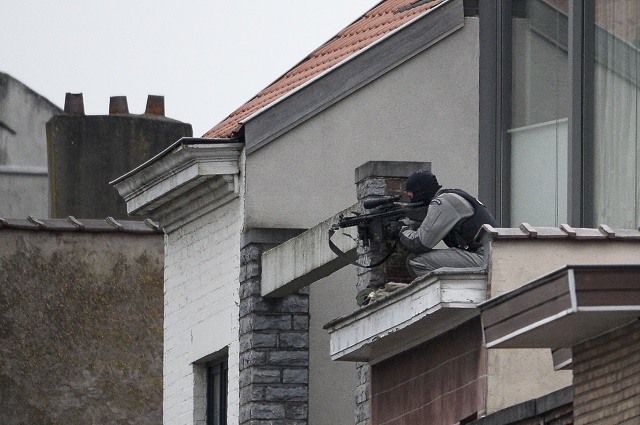 Attentats de Paris: spectaculaire opération de police à Bruxelles, un suspect tué