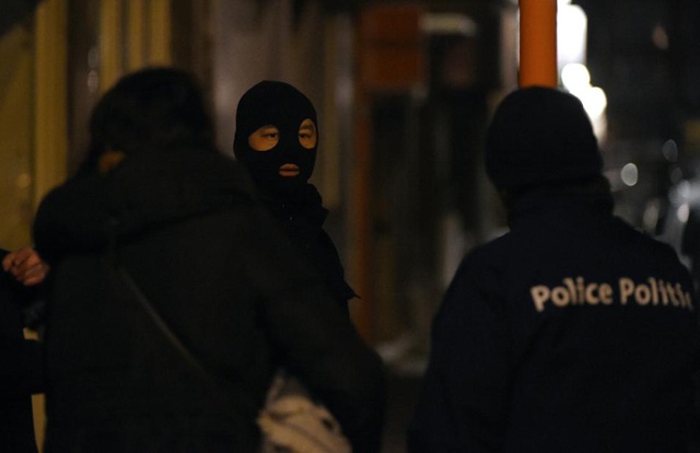 Huge manhunt after IS kills 35 in Brussels bombings