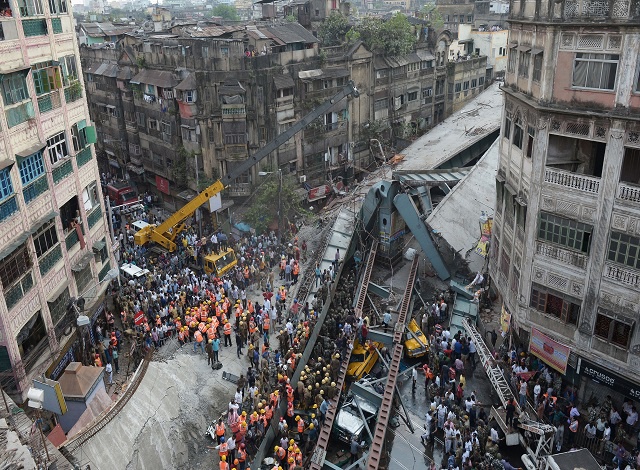 Rescuers battle to reach India collapse survivors