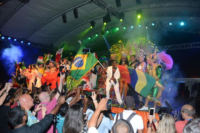 Un avant-goût du carnaval International de Victoria hier soir lors de l’ouverture officielle.