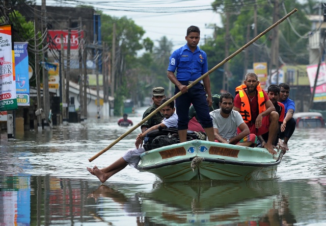 Foreign aid reaches flooded Sri Lankan capital, 71 dead