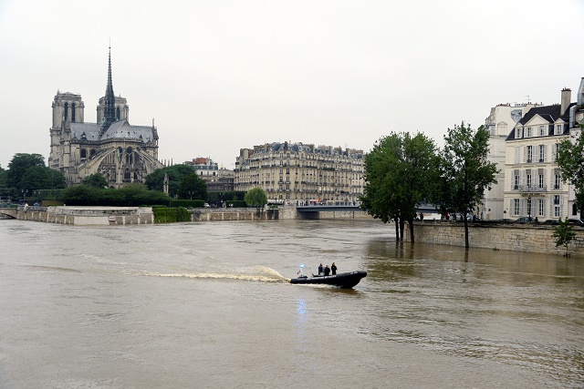 Inondations: pic de la Seine attendu à Paris, au moins 10 morts en France et en Allemagne