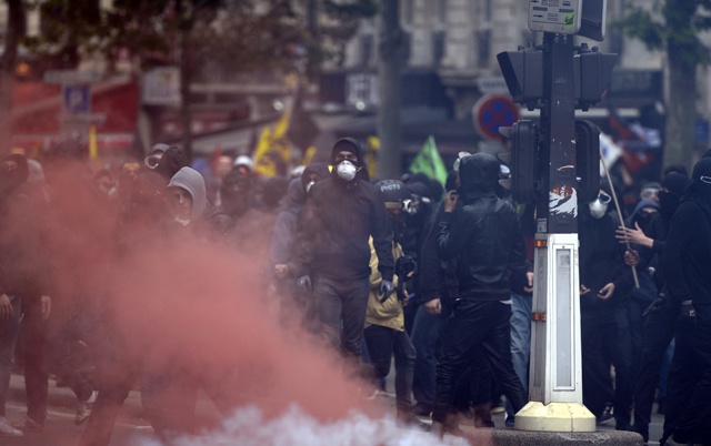 Forty hurt in Paris clashes between police, protesters