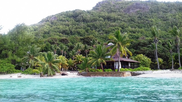 Beach-side hotel in Seychelles takes measures against high waves, erosion