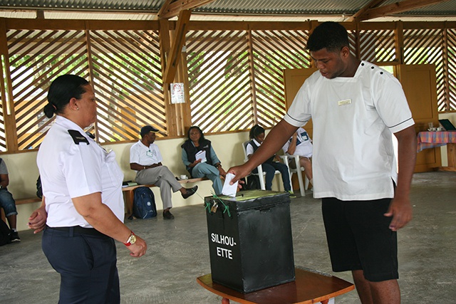 Les élections législatives aux Seychelles : les électeurs se sont rendus aux urnes pour le premier jour de vote