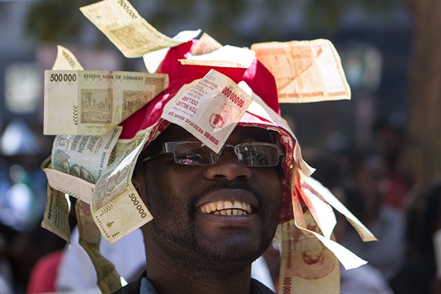 Etranglé financièrement, le Zimbabwe va refaire tourner la planche à billets