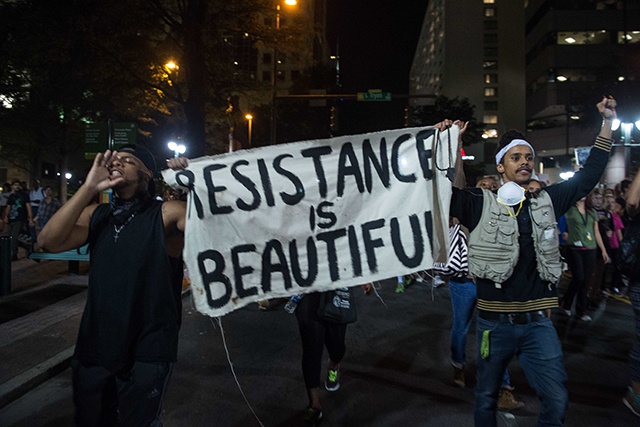 USA: troisième nuit de manifestation à Charlotte malgré un couvre-feu