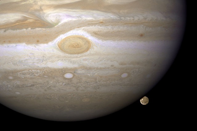 De possibles jets de vapeur d'eau sur Europe, une des lunes de Jupiter