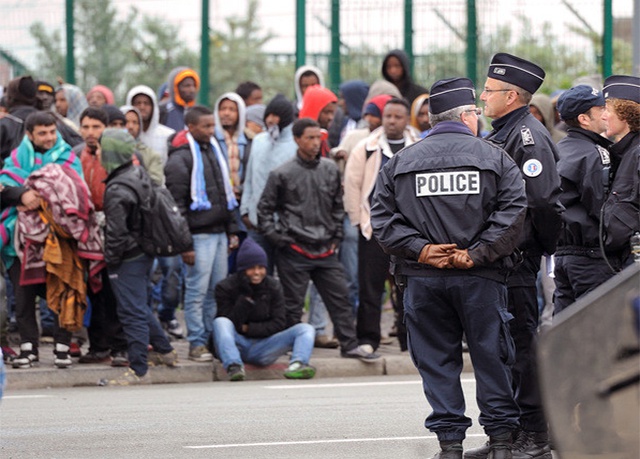 France: début de la démolition des tentes et abris dans le camp de migrants de Calais