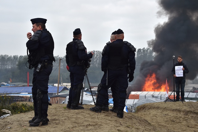 'Jungle' migrant camp ablaze as demolition ramps up