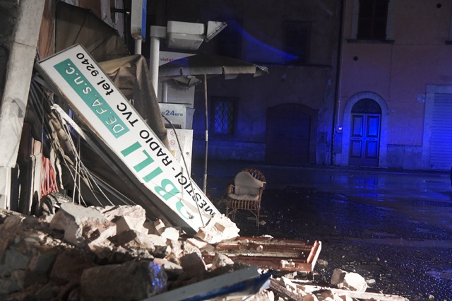 Strong twin quakes rock central Italy