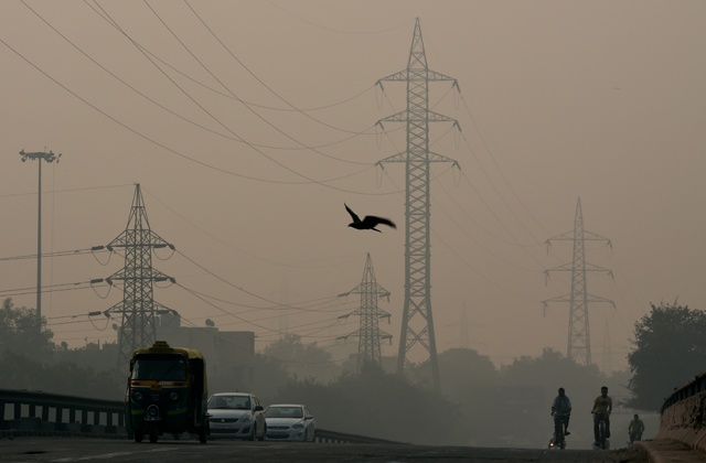 India capital chokes on toxic smog after Diwali