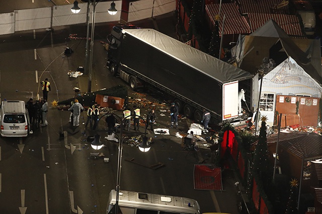Un camion fonce dans un marché de Noël à Berlin: la piste de l'attentat privilégiée