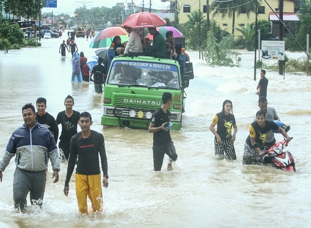 Thousands still stranded in Malaysia floods
