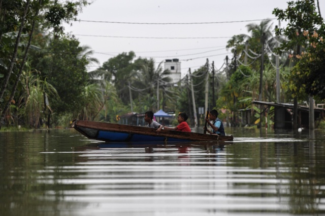12 dead as torrential rain submerges Thai south