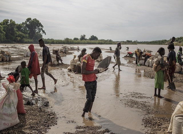 Fortune hunters flock to Madagascar's sapphire mines