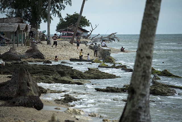 Tsunami warning issued after 8.0 quake hits PNG