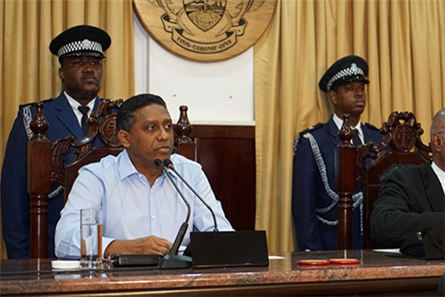 "Prolongement du moratoire sur la construction des hôtels, interdiction d’exporter la noix de coco de mer "le président Faure prononce son premier discours sur l’État de la Nation