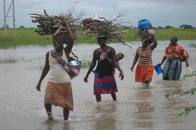 Cyclone Dineo batters southern Mozambique, killing 7