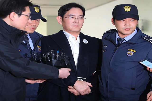 Le patron de Samsung comparait menotté à son interrogatoire à Séoul