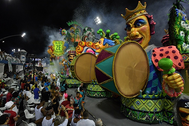 Le défilé des écoles de samba, moment clé du carnaval de Rio