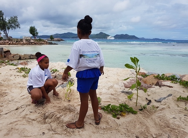 Students help EU debut climate change project on Seychelles’ island