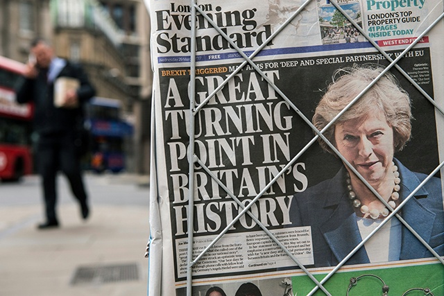 Brexit: Theresa May tente de rassurer ses alliés dans la presse européenne