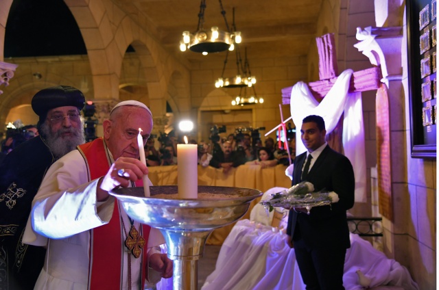 Pope Francis pleads for 'holy' peace during Egypt visit