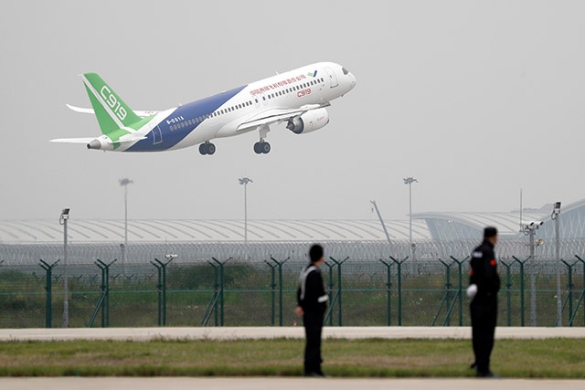 Décollage réussi pour le premier avion de ligne chinois