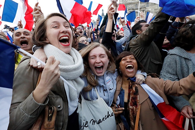 France: large victoire du centriste Macron, score historique de l'extrême droite