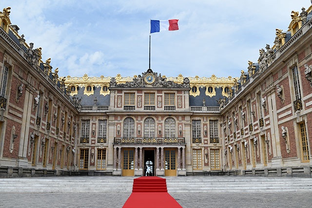 Macron reçoit Poutine à Versailles pour un dialogue "sans concession"