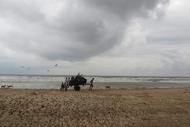 Bangladesh navy rescues cyclone survivors