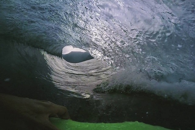 Les surfeurs de sortie avec l’arrivée des vagues aux Seychelles