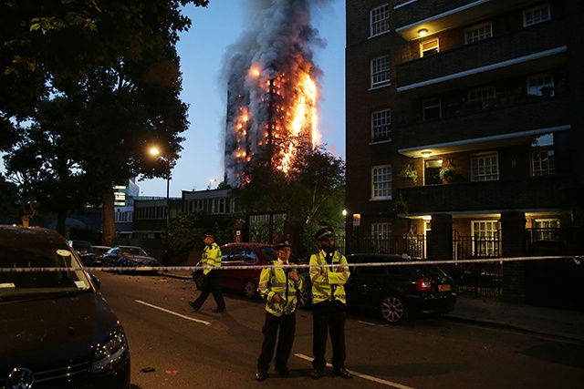 GB: un incendie spectaculaire ravage une tour d'habitation à Londres