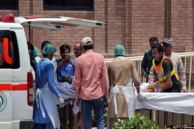 Un camion de carburant s'enflamme au Pakistan, au moins 123 morts