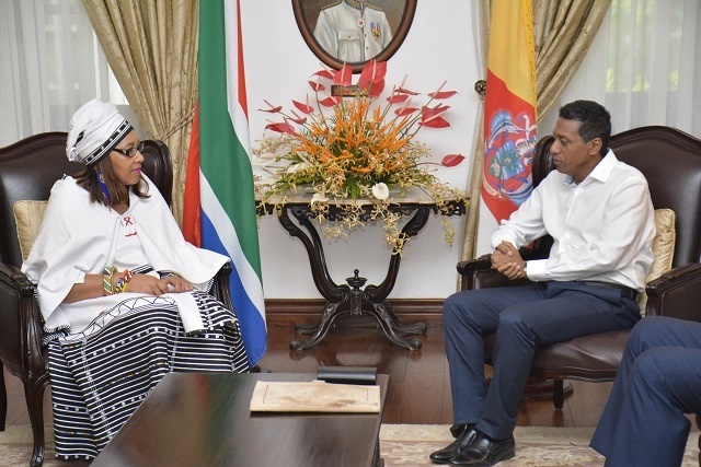 Le Président des Seychelles et l’ambassadeur d’Afrique du Sud ont discuté tourisme et éducation.